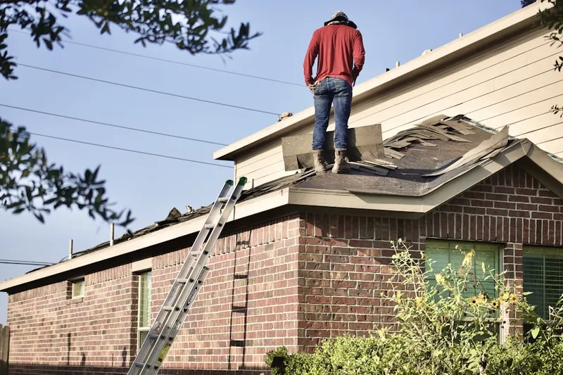 Professional roofer working on a residential roof in Pomeraug